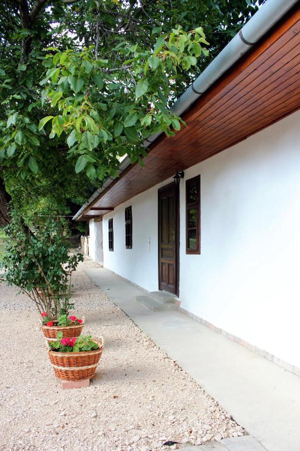 Retro Vendeghaz Villa Nagyharsány Exterior foto